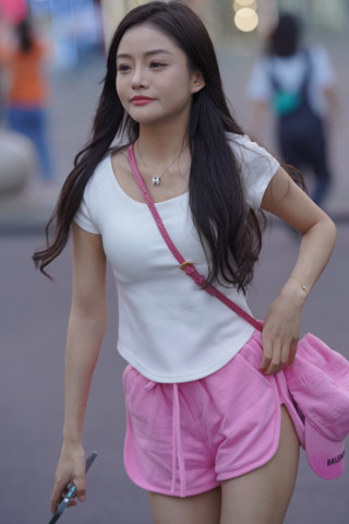 街拍粉色热裤小妹妹