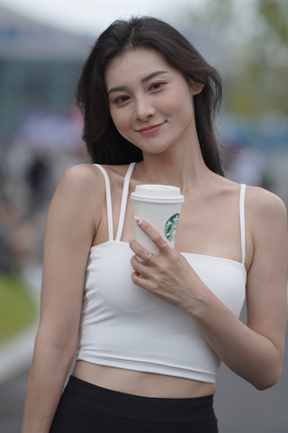 搭讪黑色长裤美女