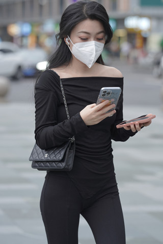 街拍黑衣黑裤香肩美女