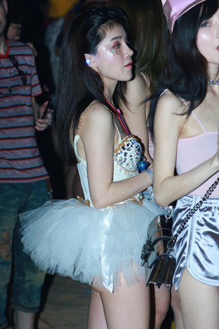 超短裙小妞