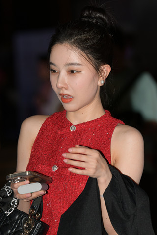 好美的红色裙小姐姐