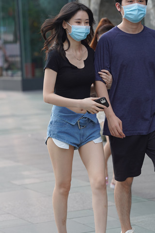 热裤小女友