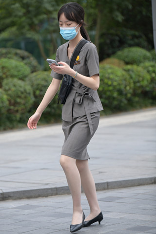 街拍苗条骨感的小妹