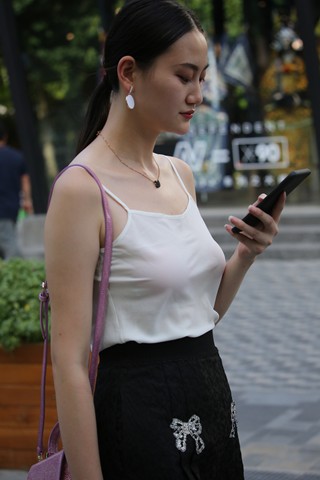 街拍白色吊带衫美腿美眉