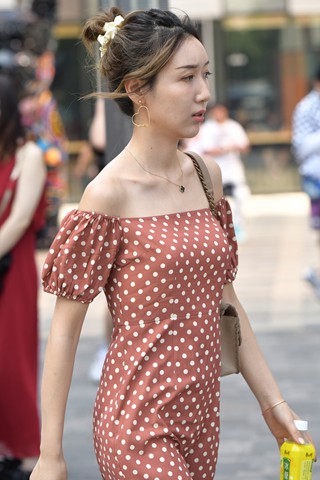 斑点抹胸裙妹纸