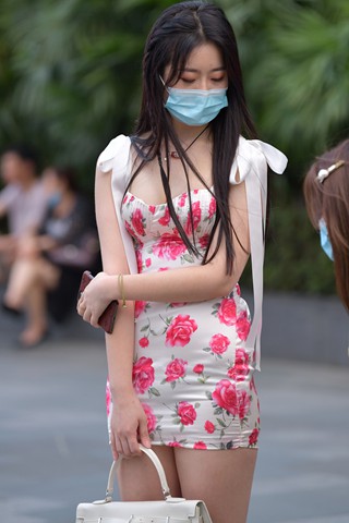 街拍气质的花裙子美女