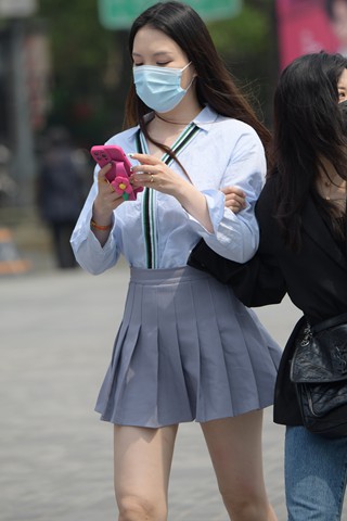 街拍JK短裙青春小妹