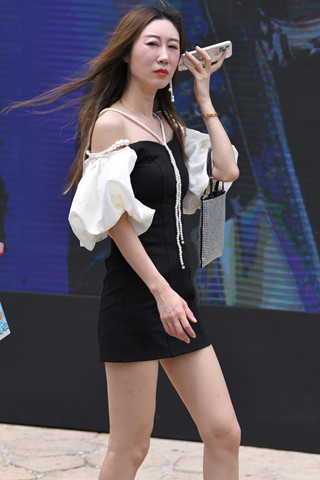 黑色裙美女宝妈
