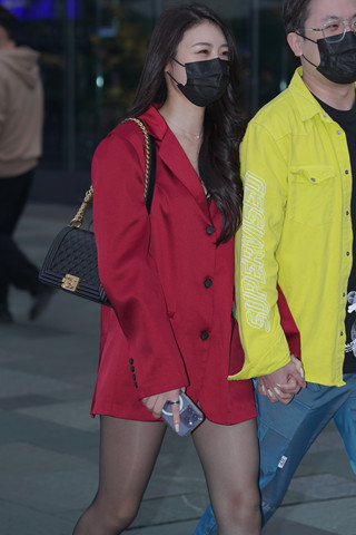 红衣服黑丝御姐美女