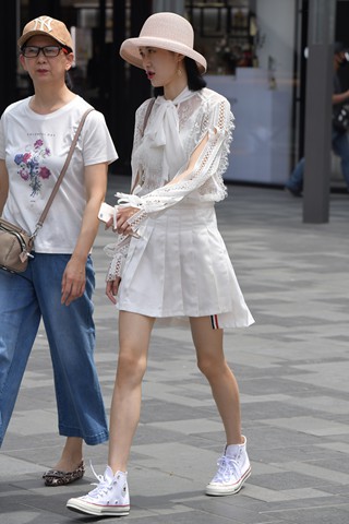 白裙妹纸
