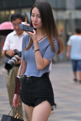 街拍黑色热裤小姐姐