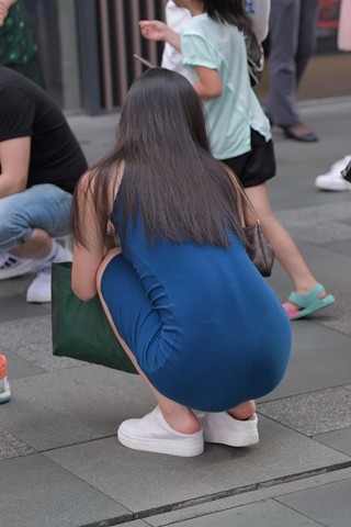 街拍深蓝色长裙美女