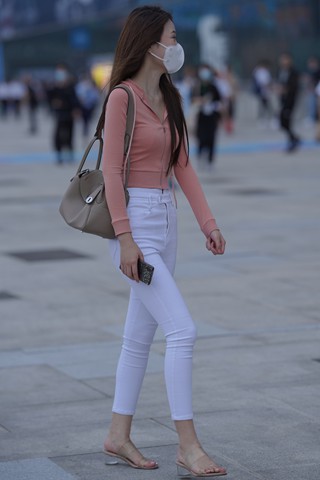 街拍白色牛仔裤美眉