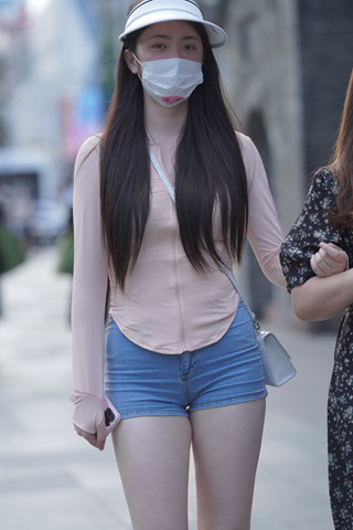 街拍热裤长发小姐姐