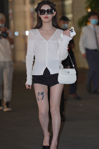 夜拍美腿墨镜女