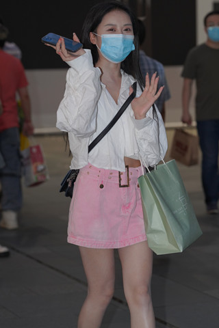 夜拍粉色牛仔裙小姐姐