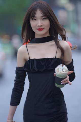 街拍吊带裙红唇美女
