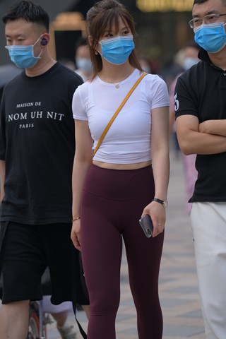 甜美型的紧身裤小姐姐