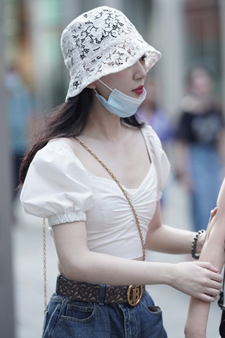 街拍白白净净的热裤女生