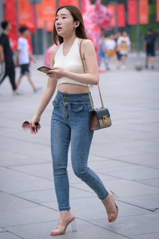 街拍牛仔长裤美眉
