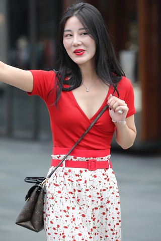 靓丽的红衣红高跟美女