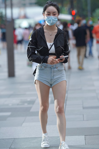 高腰牛仔热裤美眉