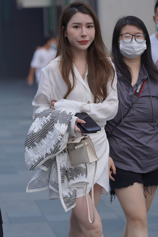 街拍白裙白皙美腿美女