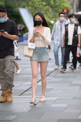 街拍牛仔裙小姐姐