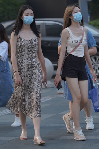 逛街的白皙姐妹