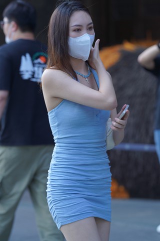 街拍紧身蓝色短裙气质小妞