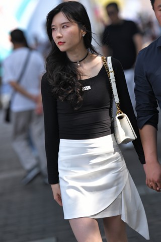 街拍高颜值的白裙美女