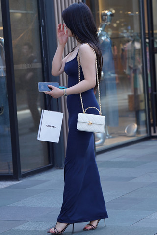 搭讪街拍蓝色长裙蜜臀美女