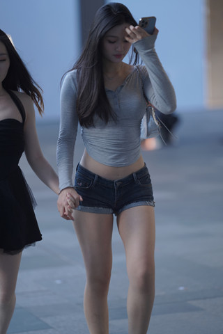 紧致的热裤美眉