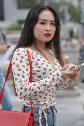 街拍红色高跟鞋成熟美姐