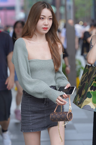 街拍跟闺蜜逛街的小姐姐