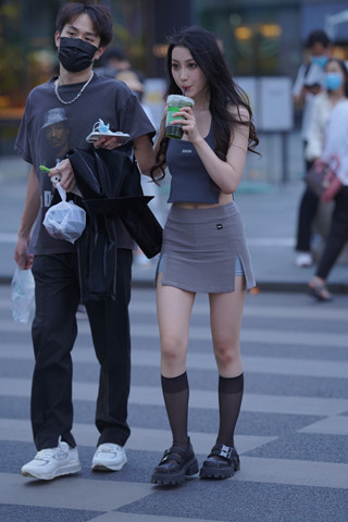 短裙美眉
