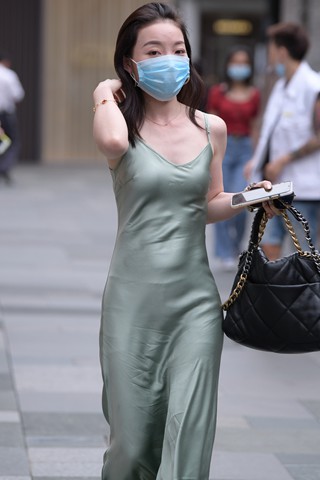 街拍吊带裙时尚贵妇