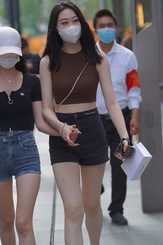 灰色热裤女孩儿