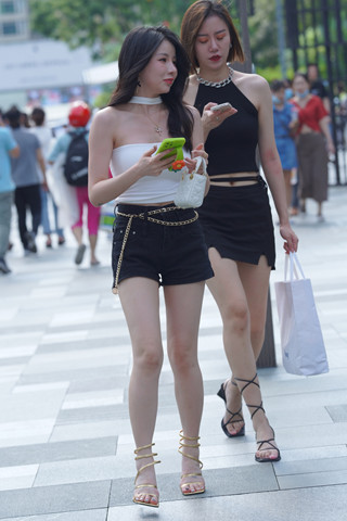 长腿苗条姐妹