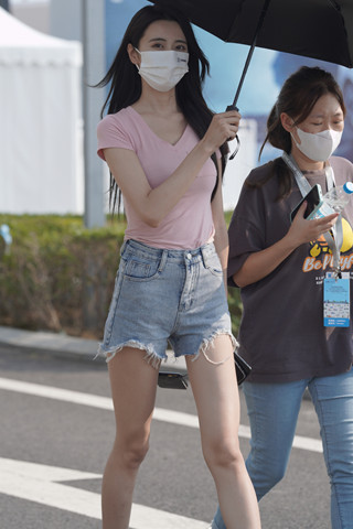 高挑苗条的热裤小姐姐