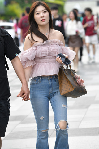 街拍甜美的蓝色牛仔裤小姐姐