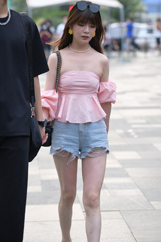 街拍粉色抹胸衣，热裤女友