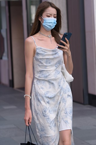 街拍吊带长裙美姐