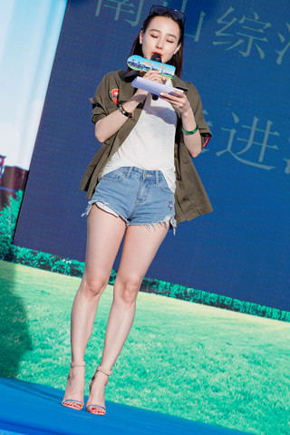 抓拍大长腿热裤美女主持人