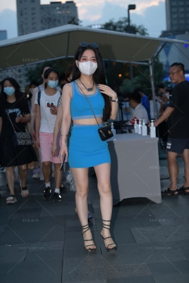 街拍蓝色裙美腿美女