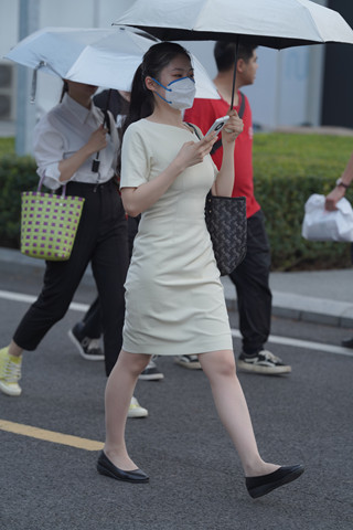 裙装美眉
