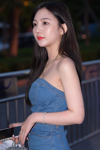 神仙颜值抹胸牛仔裙女神