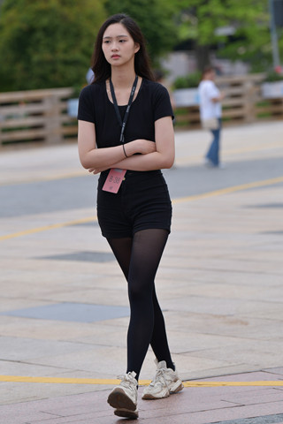 黑丝裤里丝运动鞋小妹