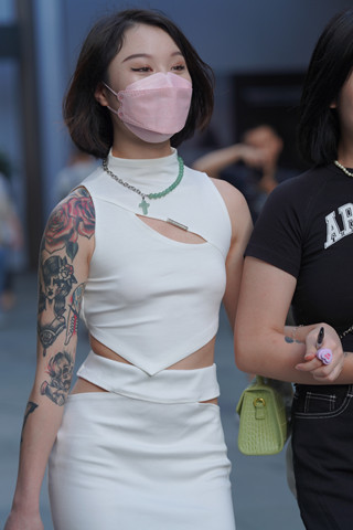 大花臂美眉
