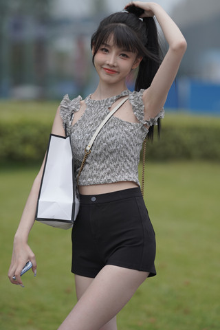 可爱的马尾辫小姐姐